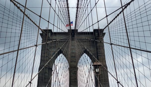 New York şehri. Brooklyn Köprüsü. Bulutlu hava. ABD - Fotoğraf, Görsel