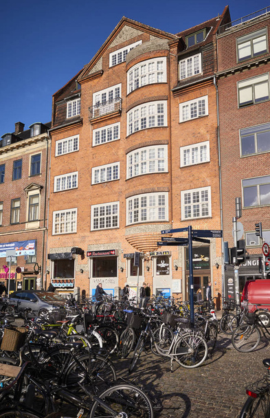 Copenhague, Danemark - 22 octobre 2018 : Vélos stationnés à Gammeltorv (Old Market), la plus ancienne place de Copenhague
. - Photo, image