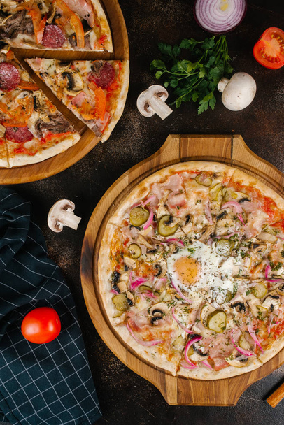 Pizza italiana apetecible sobre tabla de madera
 - Foto, imagen