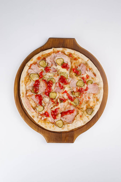 Закуска итальянской пиццы на деревянной доске
 - Фото, изображение