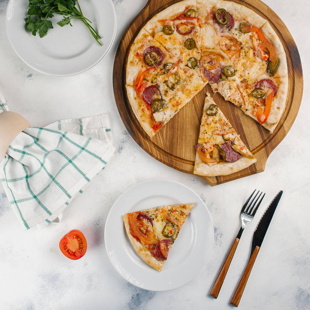 İtalyan pizza beyaz masa üzerinde - Fotoğraf, Görsel