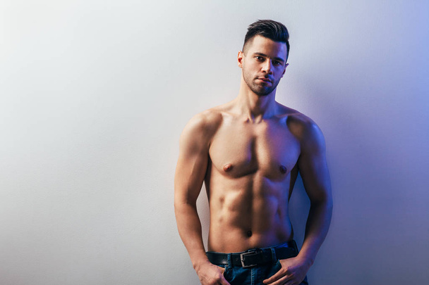 Portret seksowny mięśni człowieka shirtless z miejsca kopii - Zdjęcie, obraz