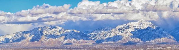 Hiver Vue panoramique sur les montagnes Rocheuses, la vallée du Grand lac Salé et le paysage nuageux depuis la route Bacchus. Utah, USA
. - Photo, image