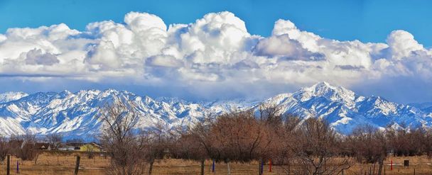 Vista panoramica invernale delle Montagne Rocciose Frontali Wasatch innevate, della Grande Valle del Lago Salato e del paesaggio nuvoloso dall'autostrada Bacco. Utah, Stati Uniti
. - Foto, immagini