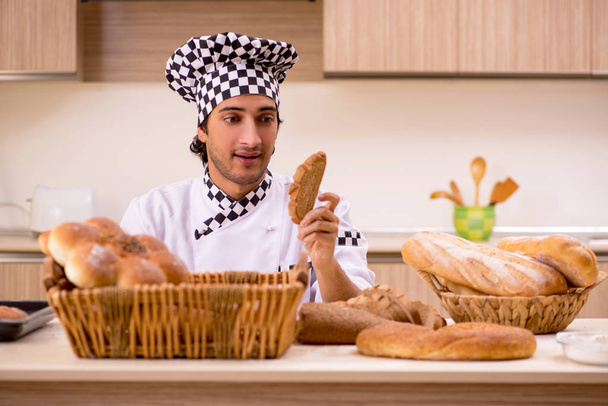 Νεαρά αρσενικά αρτοποιός που εργάζεται στην κουζίνα  - Φωτογραφία, εικόνα