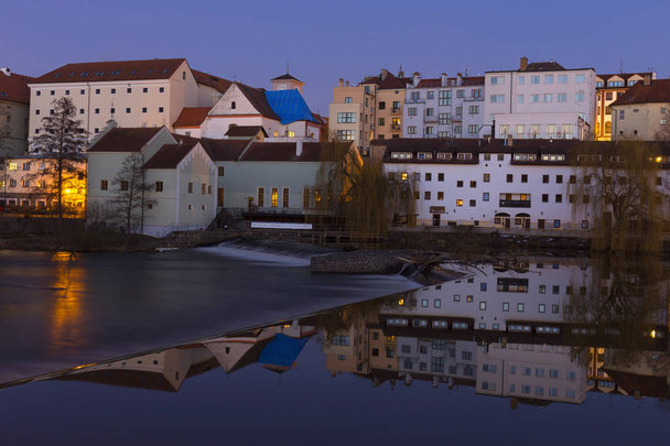 Nacht Winter königliche mittelalterliche Stadt Pisek über dem Fluss otava, Tschechische Republik  - Foto, Bild
