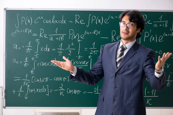 Fiatal férfi matek tanárnő az osztályban  - Fotó, kép