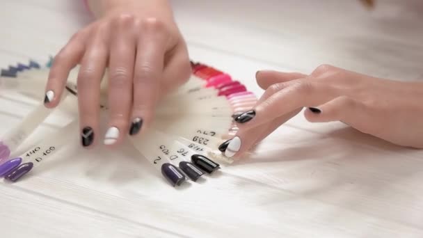 Handen kiezen nagel kleur, slow-motion. - Video