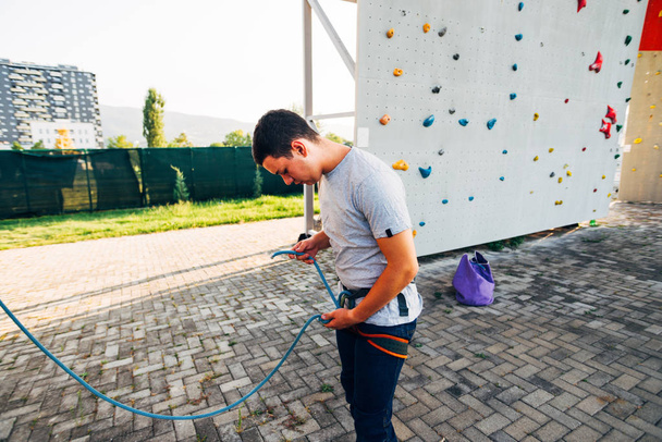 Fitness-Mann bereitet sich auf Bouldern an künstlicher Wand vor - Foto, Bild