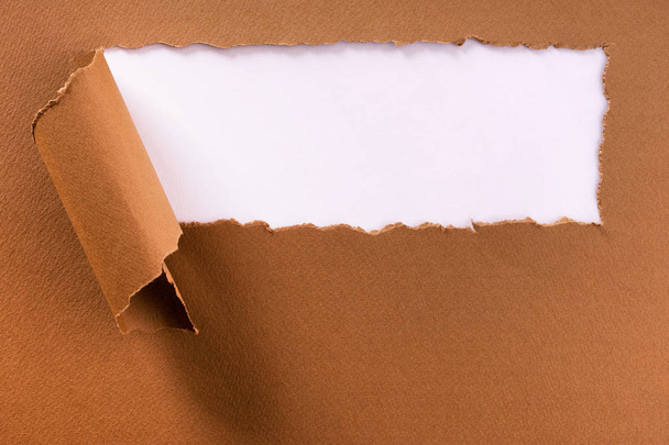 Roztrhané balicího papíru pruh záhlaví pozadí snímku - Fotografie, Obrázek