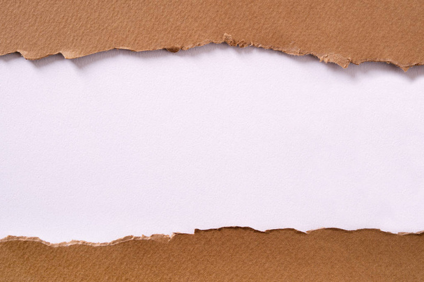 Roztrhané balicího papíru centrum proužek bílé pozadí  - Fotografie, Obrázek