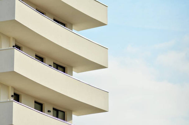 σύγχρονη λευκό κτίριο με μπαλκόνι σε μπλε ουρανό - Φωτογραφία, εικόνα