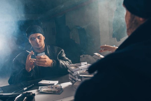 Gangsterzy liczą pieniądze w smoky pokoju - Zdjęcie, obraz