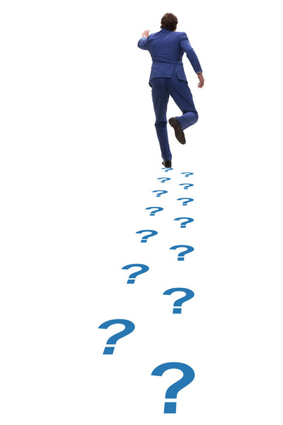 Empresario caminando por sendero de preguntas
 - Foto, imagen
