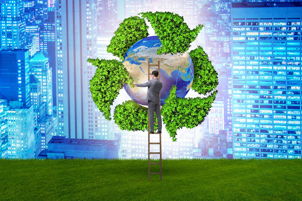 Üzletember-ben újrahasznosítás ökológiai fogalom - Fotó, kép