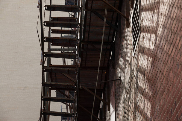 Paloportaat ja tikkaat, metallia, tyypillisessä Pohjois-Amerikan vanha tiili rakennus Montreal, Quebec, Kanada. Nämä portaat, tehty hätätilanteessa, ovat symbolisia arkkitehtuurin
 - Valokuva, kuva