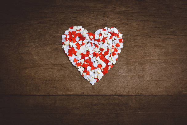 A small heart-shaped paper Arranged a big heart. Valentine concept - Φωτογραφία, εικόνα