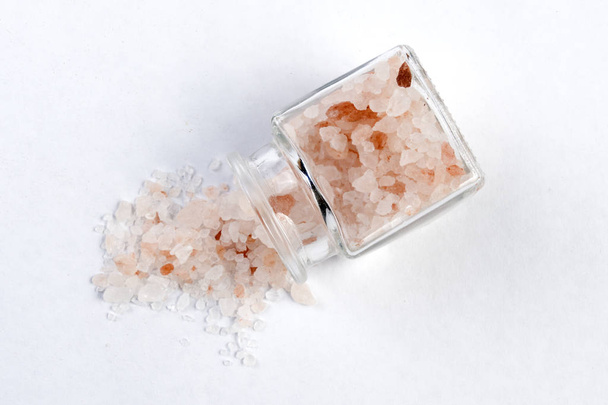 Rózsaszín himalájai só egy üvegedénybe, elszigetelt fehér background - Fotó, kép