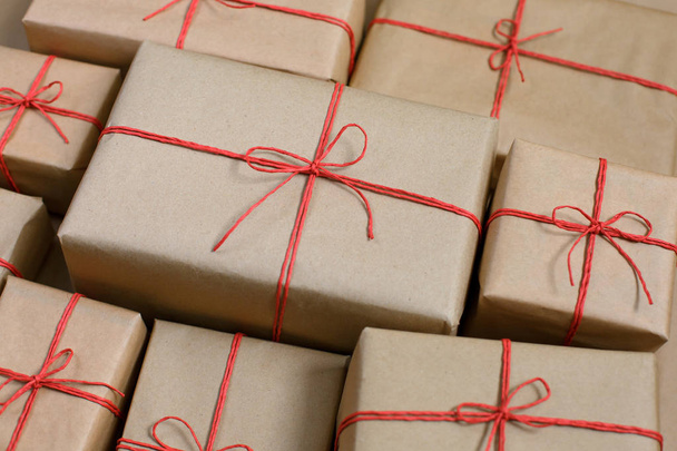 Karácsonyi ajándék doboz piros fonal felülnézet, - Fotó, kép