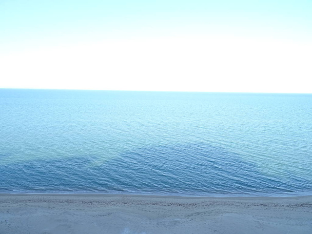 Морське узбережжя з чистою блакитною водою & Waterscapes - Фото, зображення