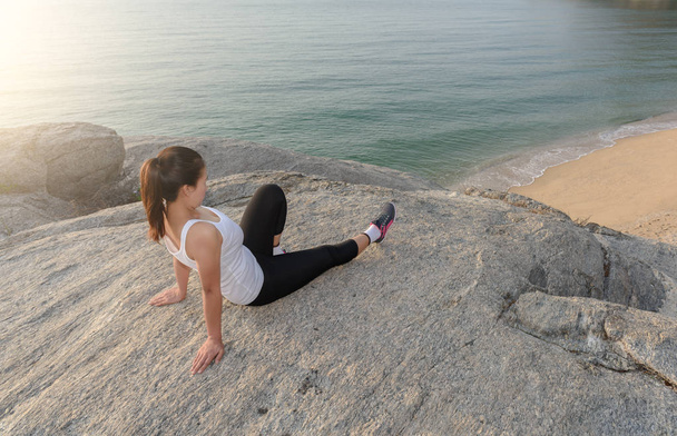 Женщины занимаются гимнастикой во время утренней тренировки на пляже и в море.
 - Фото, изображение