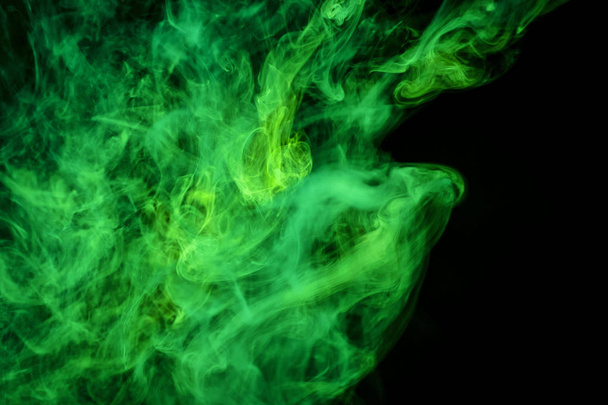 Товстий барвистий зелений дим на чорному ізольованому фоні. Тло з диму пари
 - Фото, зображення