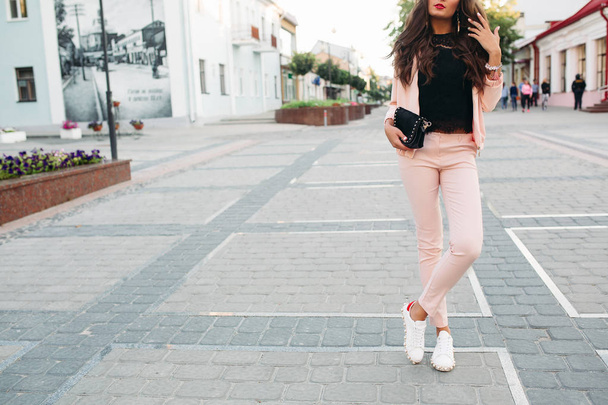 Look féminin à la mode avec suite rose et top noir
. - Photo, image