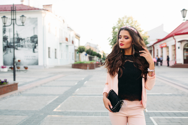Модные женщины выглядят в розовом свитере и черном топе
. - Фото, изображение