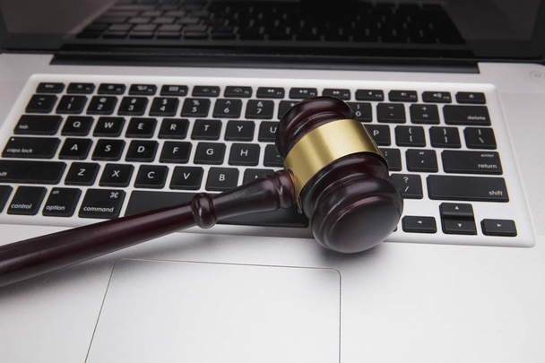 Houten hamer op laptop toetsenbord. veiling, online, technologie, recht en Justitie - Foto, afbeelding
