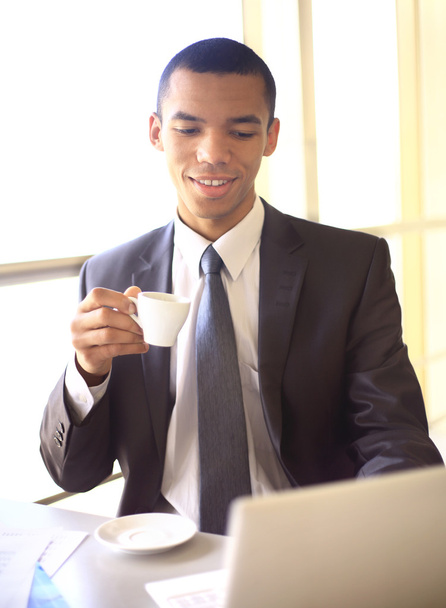 Young african businessman having coffee break - Foto, afbeelding