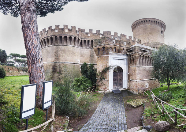 Le magnifique château de Julius II à Ostie Antica par une journée nuageuse d'hiver - Rome, Italie
 - Photo, image
