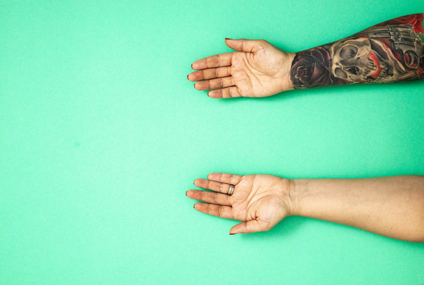 tätowierte Hände eines Mädchens auf grünem Casino-Hintergrund mit Kopierraum, flache Lage, Draufsicht - Foto, Bild