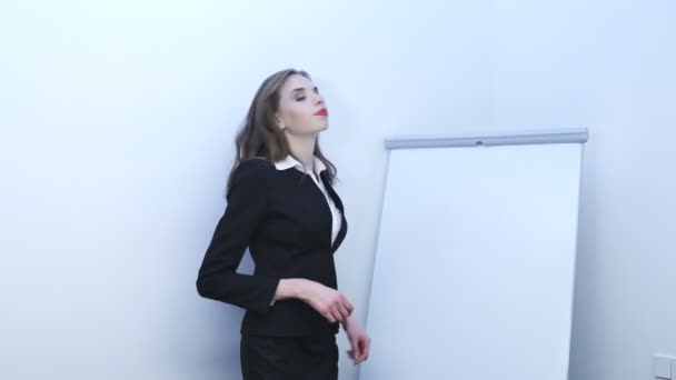       4 k. Sexy jonge zakenvrouw iets tonen informatie, met behulp van flip-over. - Video
