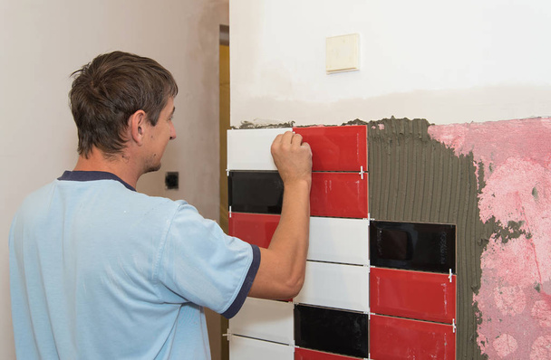 Young tiling master in work - Foto, Imagen