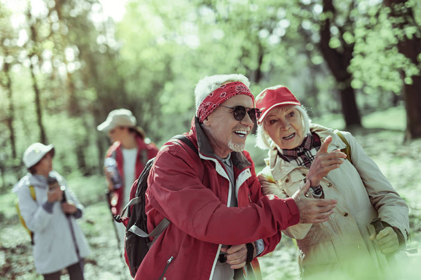 Casal de idosos explorando a fauna florestal juntos
 - Foto, Imagem