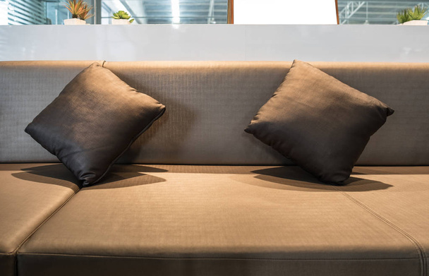 Chambre de loisirs intérieure de luxe décorer les oreillers brun
 - Photo, image
