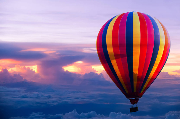 Красочный воздушный шар дует с теплом, чтобы парить в небо
. - Фото, изображение