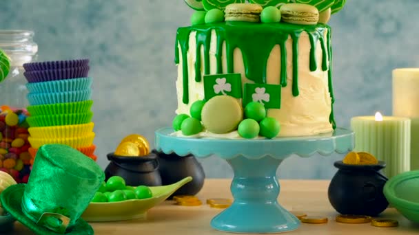 St Patricks Day tema caramelo piruleta tierra goteo pastel, mesa de fiesta colorida
. - Metraje, vídeo