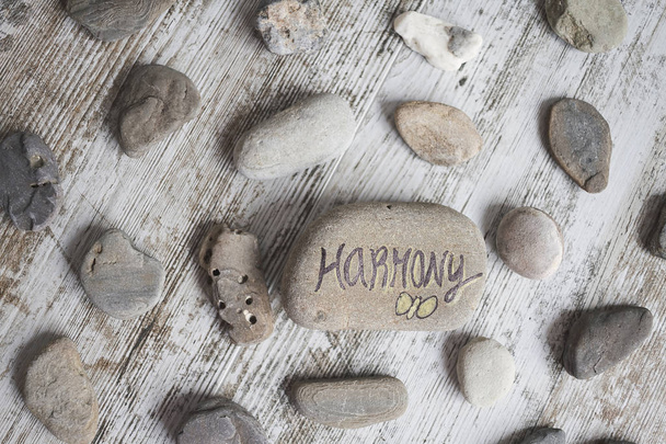 Життя філософські слова, написані на круглих каменях
 - Фото, зображення