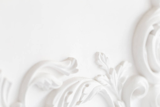Beautiful ornate white decorative plaster moldings in studio - Zdjęcie, obraz