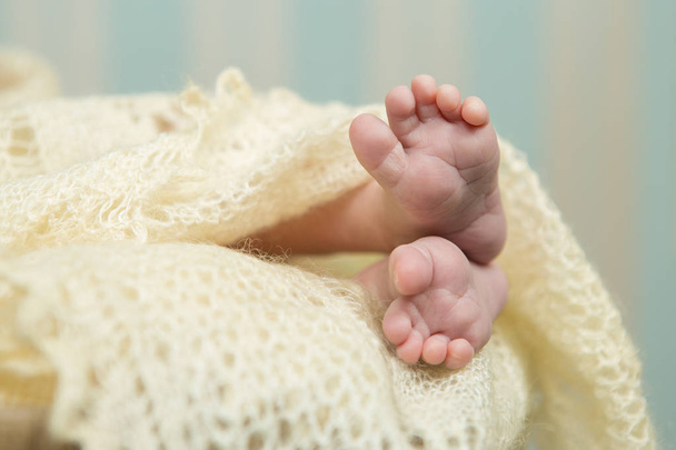 pies de bebé en una manta blanca - Foto, imagen