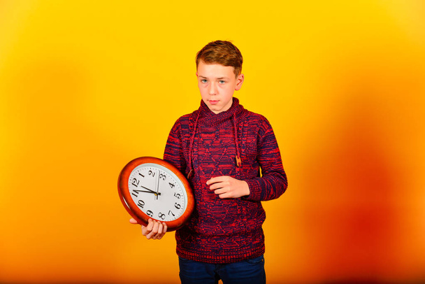 Jongen houdt grote ronde klok in handen, Business concept - Foto, afbeelding