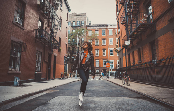Όμορφο κορίτσι περπατώντας στην πόλη της Νέας Υόρκης έννοια για κάτοικοι της Νέας Υόρκης και του τρόπου ζωής - Φωτογραφία, εικόνα
