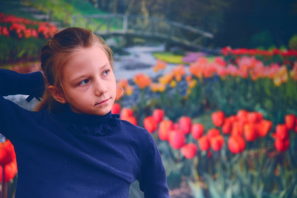 Девушка на фоне тюльпанов, концепция 8 марта и день всех влюбленных
. - Фото, изображение