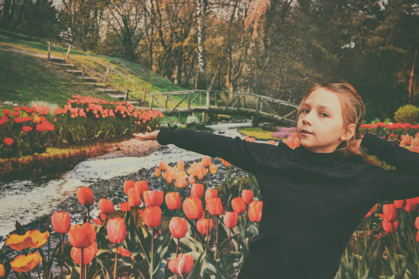 Dziewczyna na tle tulipanów, koncepcja 8 marca i dzień wszystkich miłośników. - Zdjęcie, obraz