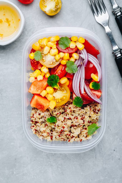 gesunde vegane Mahlzeitenzubereitung mit Quinoa und frischem Gemüse. Ansicht von oben - Foto, Bild