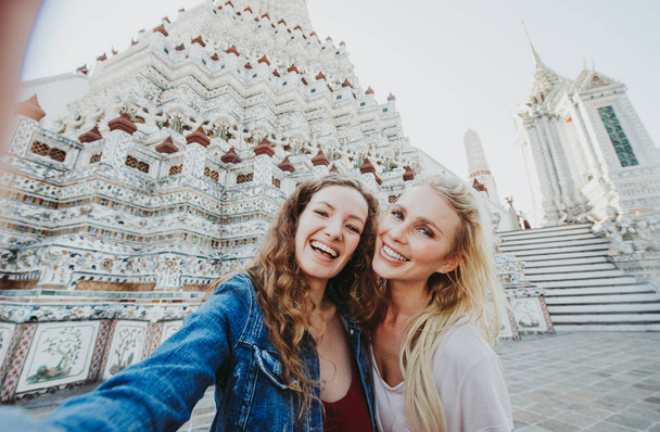 Couple of beautiful girls visiting bangkok maining attractions - Фото, зображення