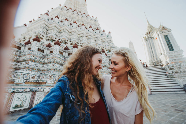 Couple of beautiful girls visiting bangkok maining attractions - Fotoğraf, Görsel