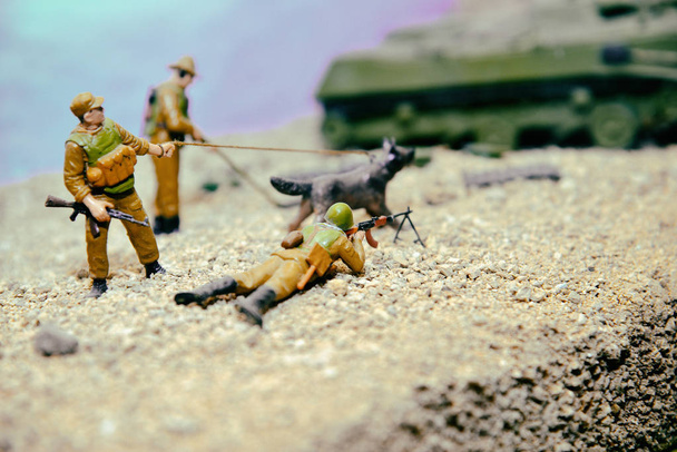 Małe zabawki żołnierzy i sprzętu wojskowego. Etapowy model walki. - Zdjęcie, obraz