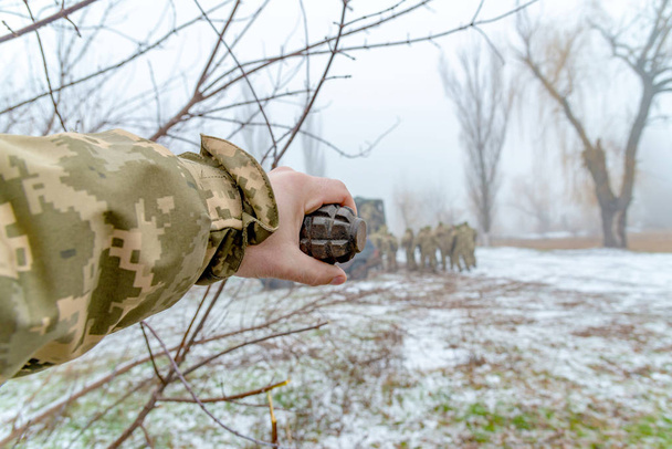 O exército lança uma granada de fragmentação com a mão
. - Foto, Imagem